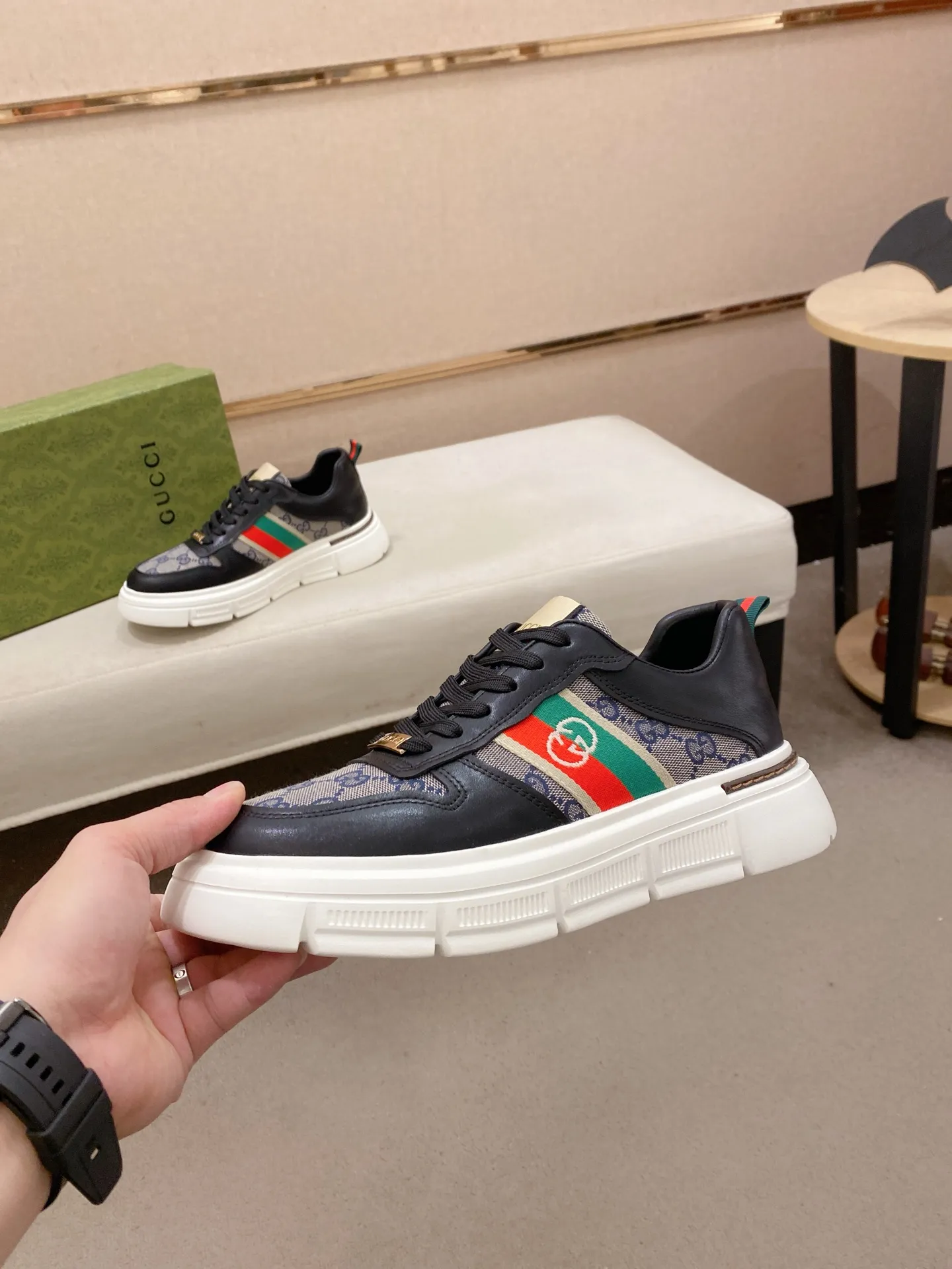 Factory price 400💰New GUCCI (Gucci) counters are on the market at the same time, new men's shoes, 😘fabrics are selected imported cowhide, lining: sheepskin lining. 👍🏿 High-end ☄️ air-cushion molded anti-slip rubber outsole, exquisite lines, simple and elegant, comfortable and high-end for leisure travel. Code number: 38 to 44 (45 can be customized and cannot be returned or exchanged)